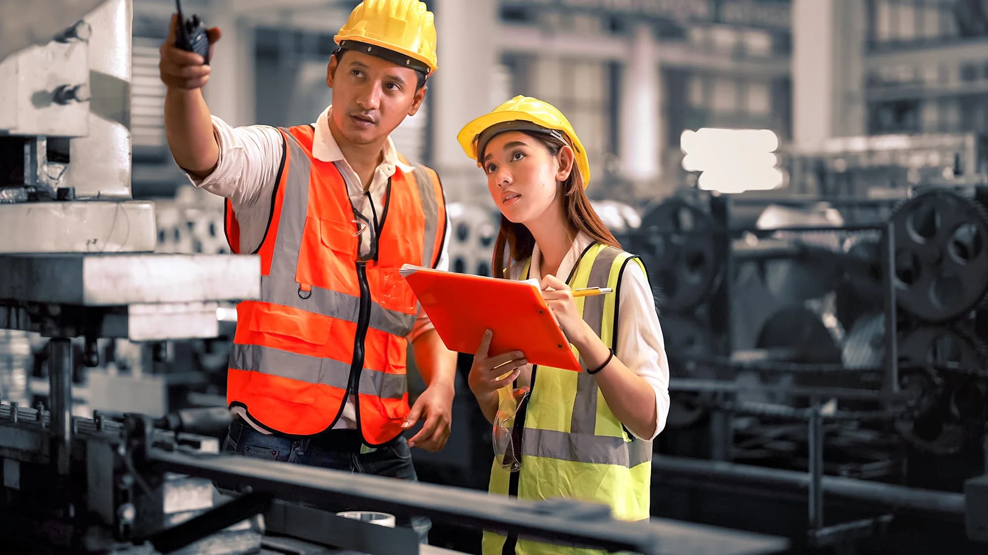 Trabajador lesionado y documentos de seguridad laboral organizados para revisión